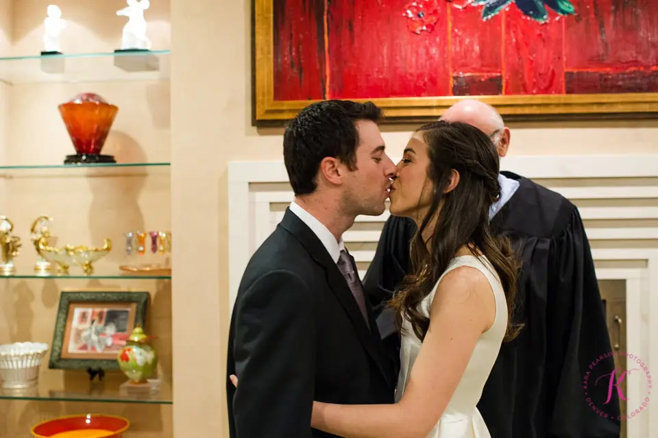 wedding_first_kiss