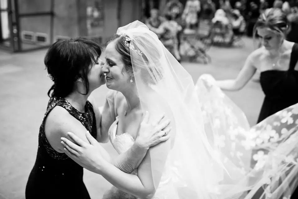 bride_cries_with_mom
