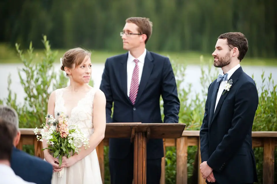 bride_looks_at_groom