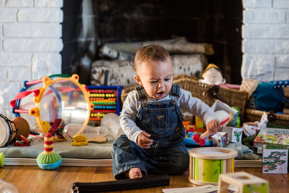 baby banging drums