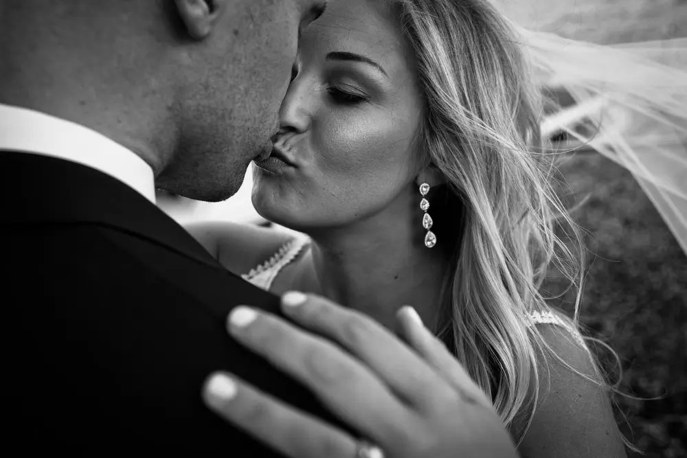 dramatic kiss in Chicago